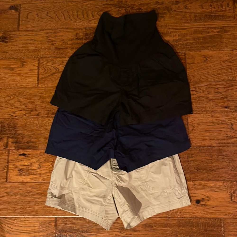 Three-pack lightweight maternity shorts
